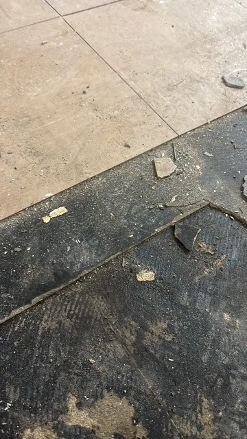 Black bitumen mastic floor removal in a E2 flat